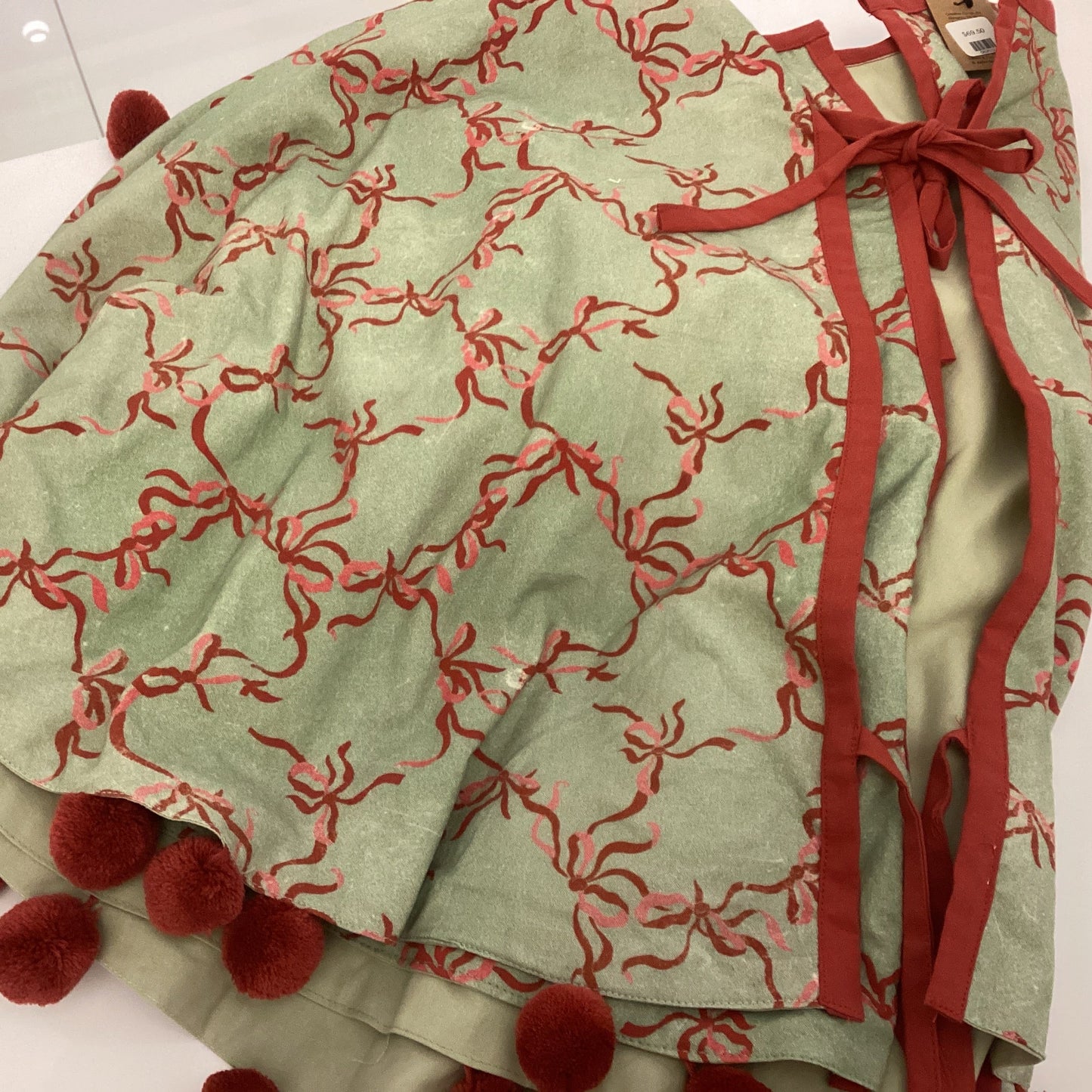 Bow Pattern Tree Skirt w/ Pom Pom Trim